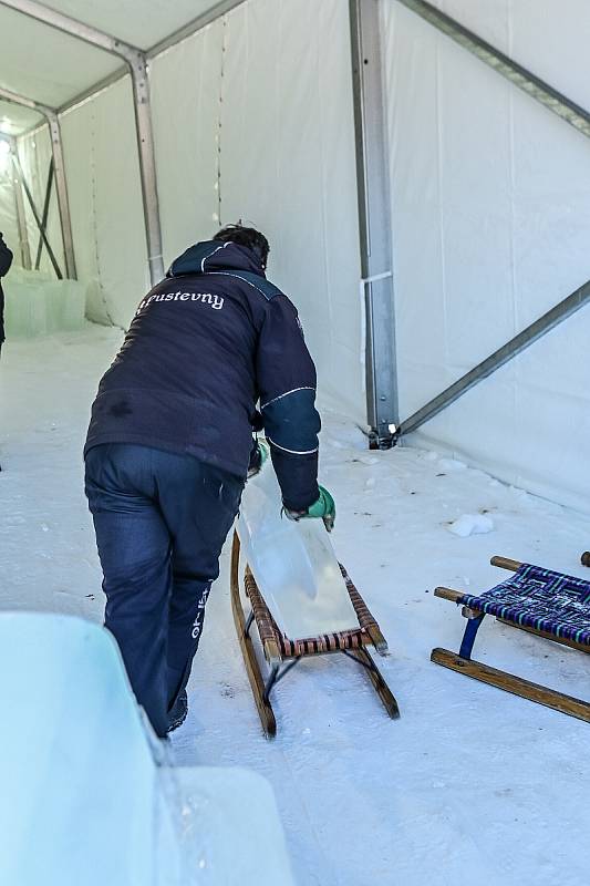 Příprava ledových soch na Pustevnách, leden 2022.