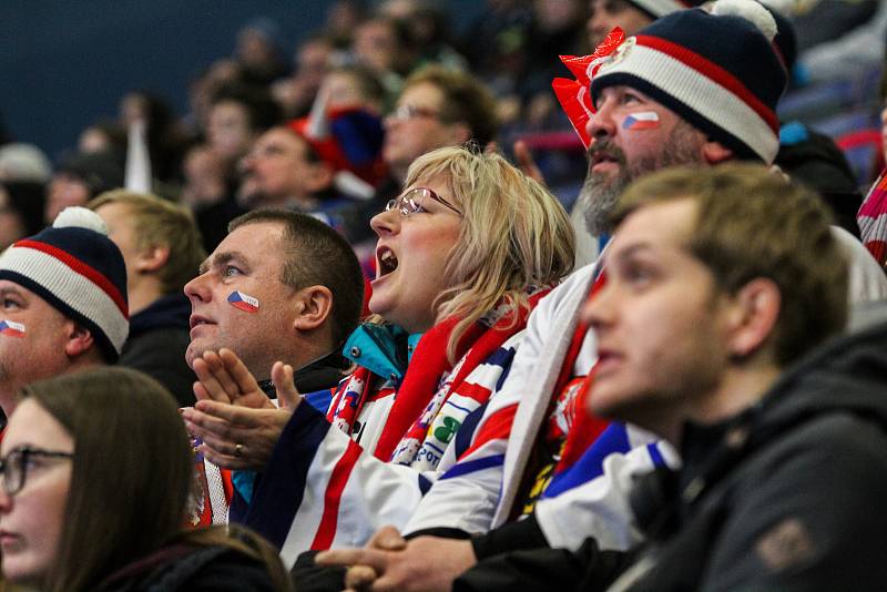 Olympijský festival u Ostravar arény.Fanoušci fandí při hokejovém utkání mezi Českem a Kanadou