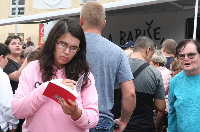 Babišovi příznivci v Moravskoslezském kraji zřejmě hodně čtou, někteří brali knihy po šesti i osmi kusech. Snímek z Babiš tour v MS kraji ve dnech 22. - 24. srpna 2022.