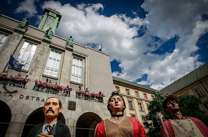 Začátek Festivalu v ulicích přilákal tisíce lidí. Bohatý program bude pokračovat ještě v sobotu a neděli.