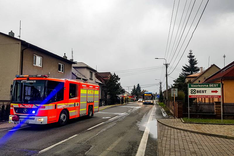 Policejní zásah a uzavřená Paskovská ulice v Hrabové kvůli požáru domu, v jehož útrobách se nacházela ostrá munice. Museli být evakuováno lidé z pěti rodinných domků, 17. dubna 2021 v Ostravě.