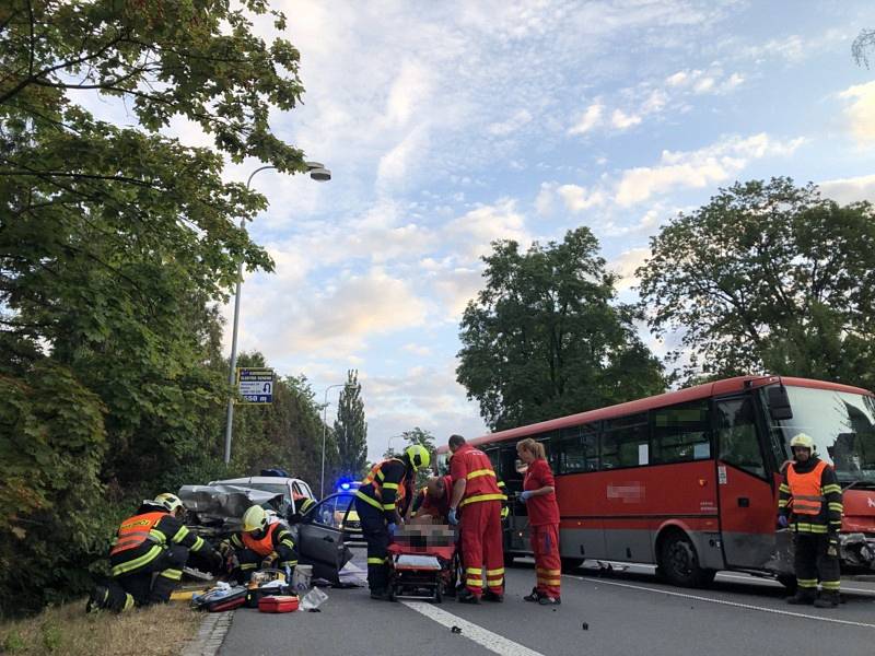 Při nehodě linkového autobusu a auta na Opavsku se zranili tři lidé.