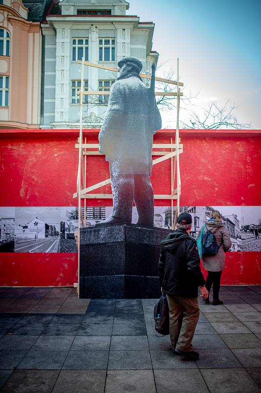 Na Masarykovo náměstí se dočasně vrátil i zasmušilý hlídač - milicionář, 14. listopadu 2019 v Ostravě.