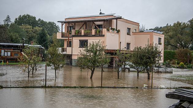 Noční deště zvedly hladiny řek na severní Moravě, 14. října 2020. Rozlitá voda z říčky Porubky v obci Vřesina.