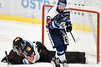 Utkání 17. kola hokejové extraligy: HC Vítkovice Ridera - HC Sparta Praha, 13. listopadu 2020 v Ostravě. (Zleva) Rostislav Marosz z Vítkovic a Brankář Sparty Matěj Machovský.