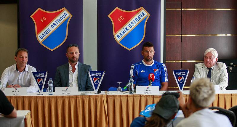 Tiskovka FC Baníku Ostrava - hráčská posila Baníku Milan Baroš. Na fotografii zleva Dušan Vrťo, Václav Brabec, Milan Baroš a Pavel Paska.