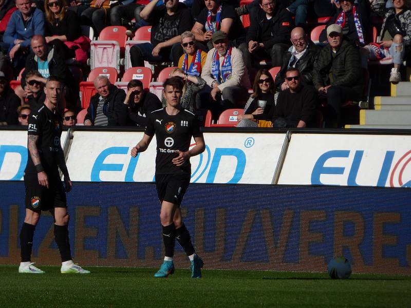 Fotbalisté Baníku Ostrava (v černém) na hřišti Plzně.