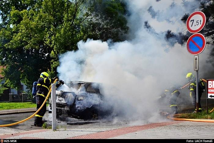 Řidič měl během jízdy cítit kouř, zastavil a jeho auto začalo hořet plamenem.