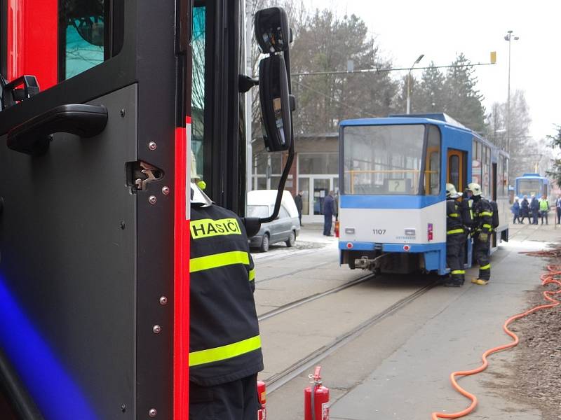 Škodu za 400 tisíc korun způsobil požár, který ve středu odpoledne zachvátil přední část tramvaje jedoucí na vozovnu v Ostravě-Porubě.