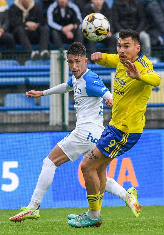 Fotbalisté Baníku Ostrava (v bílém) během středečního utkání 4. kola nadstavbové skupiny o záchranu ve Zlíně.