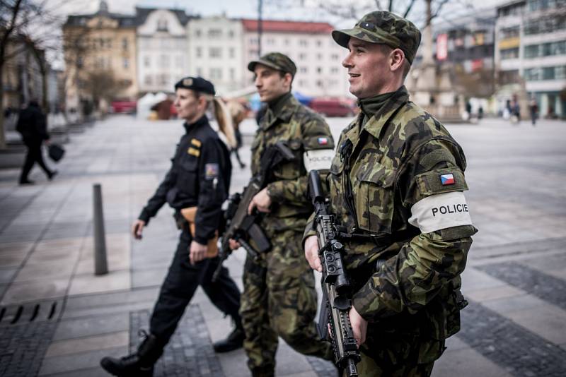 Společné hlídky vojáků a policistů v ulicích Ostravy i dalších měst České republiky se objevily například v reakci na teroristické útoky v Bruselu. Ilustrační foto.