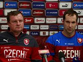 Pavel Vrba (vlevo) a Petr Čech na tiskové konferenci před zápasem se Srbskem. 