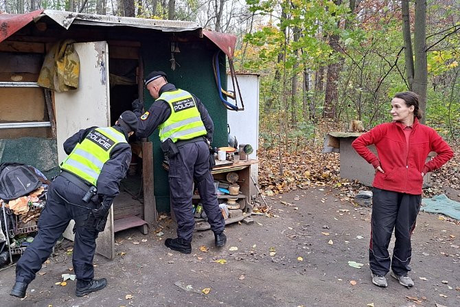 Strážníci v Ostravě se s příchodem chladných dní zaměřují na kontroly lidí bez domova. Listopad 2022.
