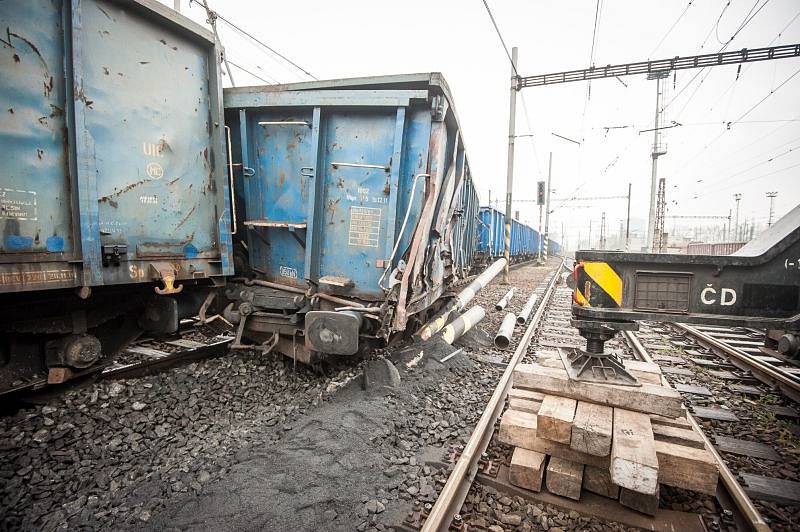 V Ostravě v pátek večer vykolejil nákladní vlak. Lokomotiva vagony táhla mimo trať víc než kilometr. Škoda dosahuje 5,6 milionu korun.