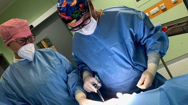 Lékaři FNO při operačním zákroku.