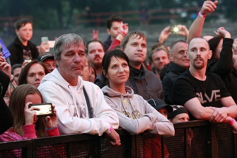 Populární rocková skupina Kabát zavítala v rámci Open Air Turné 2015 také do Ostravy.