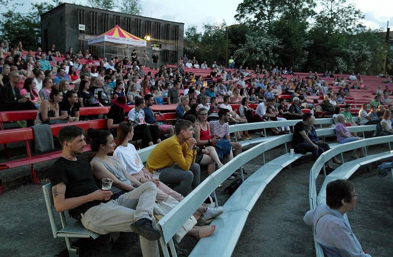 Letní kino Amfi/Poklad v Ostravě-Porubě filmovou sezonu zahájilo po dlouhých dvaadvaceti letech.