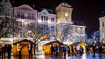 První dny vánočních trhů v centru Ostravy, Masarykovo náměstí a jeho okolí, prosinec 2020.