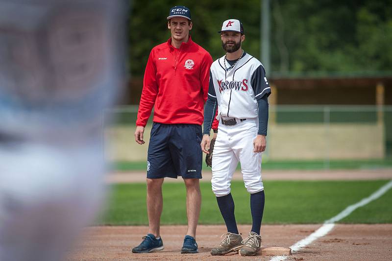 Arrows Fest 2018 v Ostravě-Porubě nabídl exhibiční zápas hokejistů Vítkovic, baseballistů Arrows Ostrava a amerických fotbalistů Steelers Ostrava.