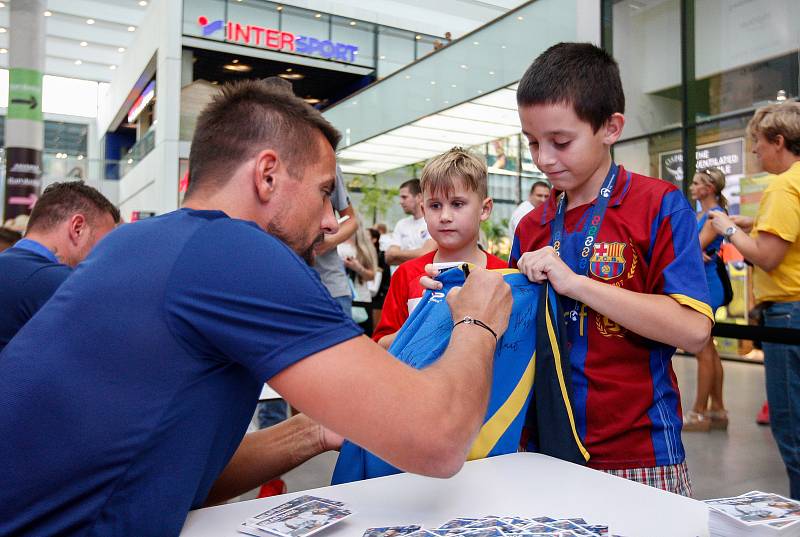 Autogramiáda týmu FC Baníku Ostrava v Nové Karolině.