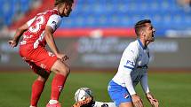 Utkání 4. kola první fotbalové ligy: FC Baník Ostrava - FK Pardubice, 19. září 2020 v Ostravě. Michal Surzyn z Pardubice a Adam Jánoš z Ostravy.