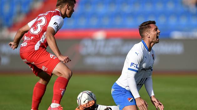 Utkání 4. kola první fotbalové ligy: FC Baník Ostrava - FK Pardubice, 19. září 2020 v Ostravě. Michal Surzyn z Pardubice a Adam Jánoš z Ostravy.