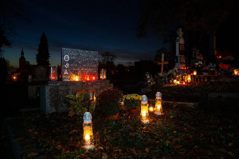 Na památku zesnulých lidé zapalují svíčky, 31. října 2020. Ústřední hřbitov Slezská Ostrava.