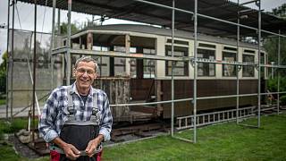 Léto tráví u tramvaje! Nadšenec doma v Ostravě opravuje téměř stoletý vůz -  Moravskoslezský deník