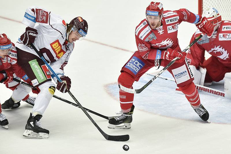 Utkání 9. kola hokejové extraligy: HC Oceláři Třinec - HC Sparta Praha, 12. října 2018 v Třinci. Na snímku (střed) Matěj Beran a Jakub Matyáš.