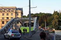 Zásah u ozbrojeného muže v Ostravě, který v červnu roku 2021 vylezl na Sýkorův most a hrozil sebevraždou. 