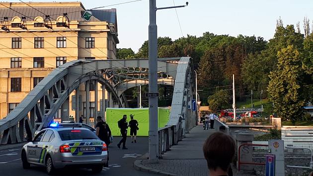 Muž s puškou vylezl na Sýkorův most v Ostravě. Na místo dorazila zásahovka  - Moravskoslezský deník