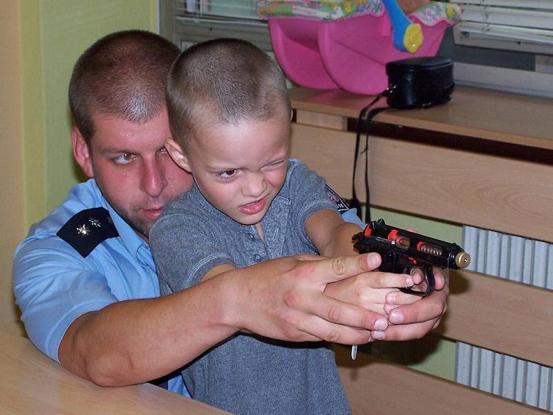 Ostravští policisté v pátek navštívili malé pacienty v Městské nemocnici v Ostravě-Fifejdách. Velký zájem, a to nejen mezi chlapci, byl o laserovou střelnici.