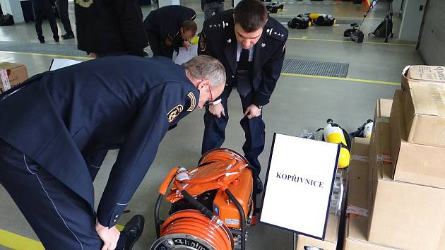 Dobrovolní i profesionální hasiči získali techniku za miliony korun.