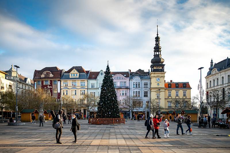 Vánoční trhy na Masarykově náměstí v Ostravě, 19. prosince 2020.