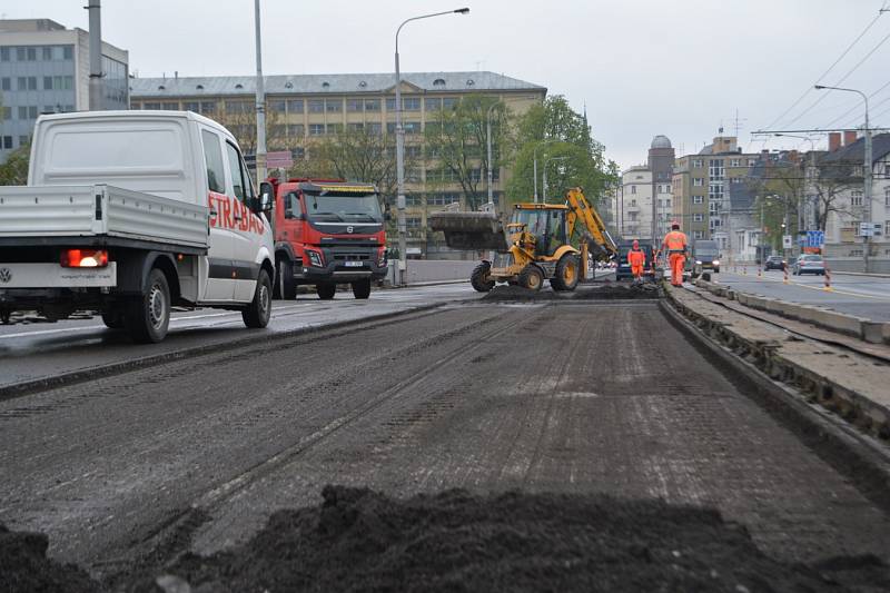 První etapa rekonstrukce Českobratrské ulice od zastávky Most Pionýrů po kruhový objezd na Hladnově, která potrvá do prosince, je v plném proudu. 