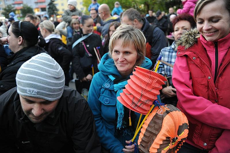 Desítky malých dětí přišly ve středu vpodvečer v doprovodu rodičů ke kruhovému objezdu na porubské Hlavní třídě. 