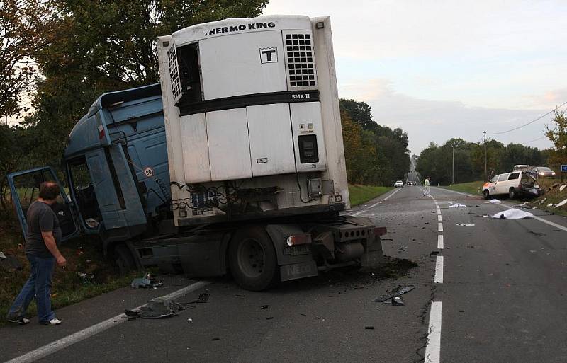 Tragická nehoda sanitky s nákladním vozem ve Staré Vsi nad Ondřejnicí