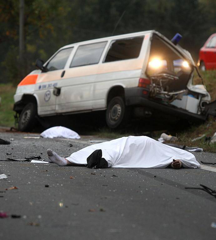 Tragická nehoda sanitky s nákladním vozem ve Staré Vsi nad Ondřejnicí