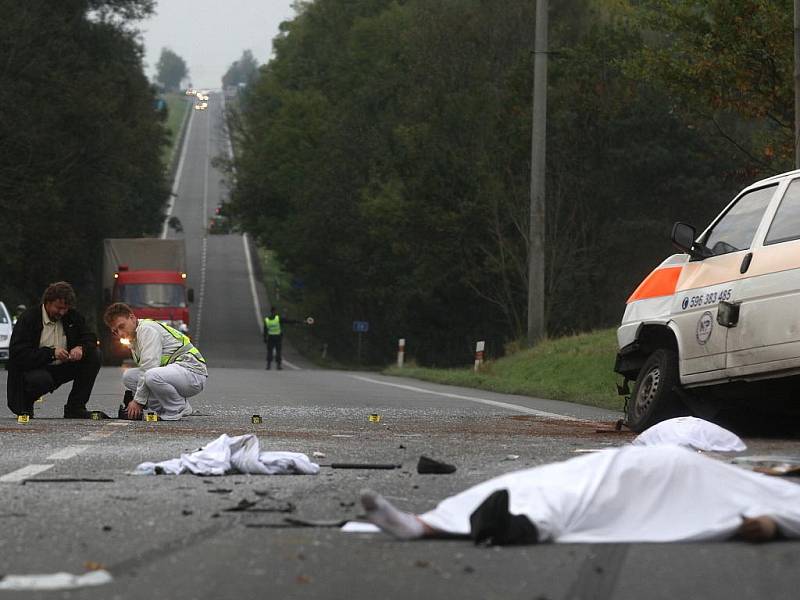 Tragická nehoda sanitky s nákladním vozem ve Staré Vsi nad Ondřejnicí