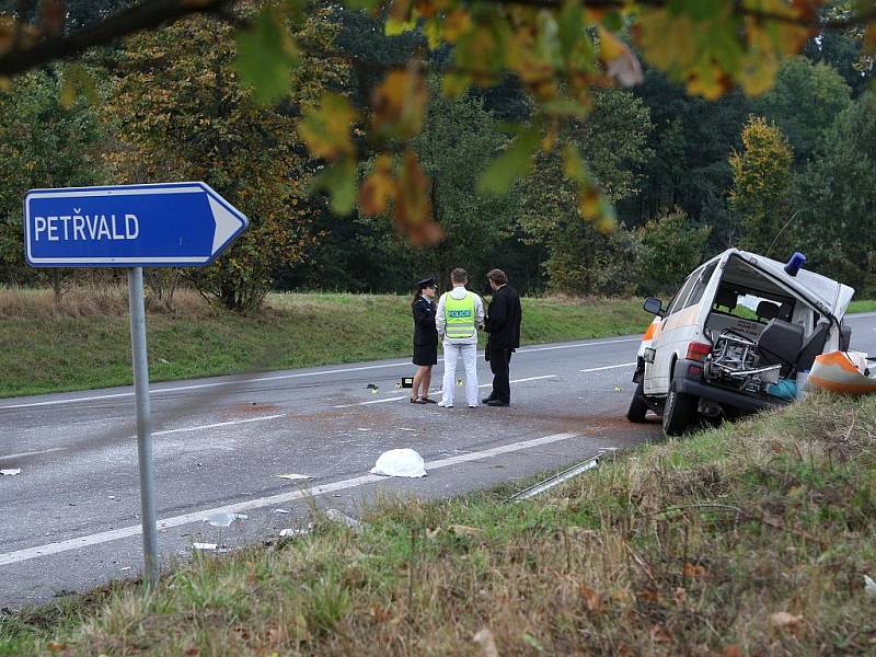 Tragická nehoda sanitky s nákladním vozem ve Staré Vsi nad Ondřejnicí