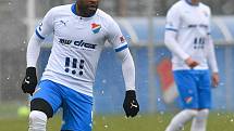 Fotbalisté Baníku Ostrava prohráli přípravné utkání s druholigovým Prostějovem 0:1. (6. ledna 2021, Ostrava). Na snímku Dyjan Carlos se Azevedo.