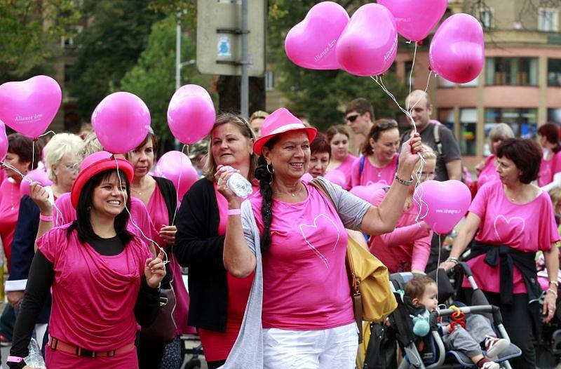 Desítky žen se v sobotu vydaly na pochod proti rakovině prsu. Růžová trička zaplavila Hlavní třídu v Ostravě-Porubě.