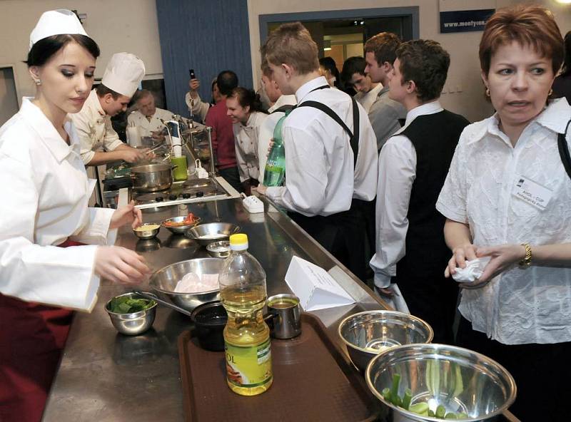 V moderní kuchyňské studio a bar plné vůní a barev se včera proměnil kongresový sál ostravského hotelu Atom. Konal se tu jedenáctý ročník mezinárodní gastronomické soutěže Ahol – Cup 2009.