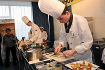 V moderní kuchyňské studio a bar plné vůní a barev se včera proměnil kongresový sál ostravského hotelu Atom. Konal se tu jedenáctý ročník mezinárodní gastronomické soutěže Ahol – Cup 2009.