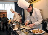 V moderní kuchyňské studio a bar plné vůní a barev se včera proměnil kongresový sál ostravského hotelu Atom. Konal se tu jedenáctý ročník mezinárodní gastronomické soutěže Ahol – Cup 2009.