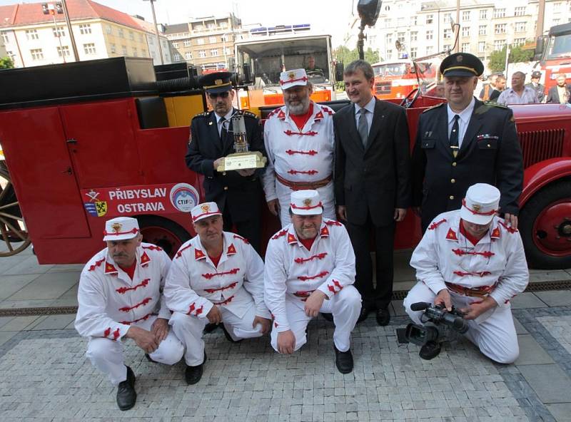 Hasiči přivezli do Ostravy Olympijský oheň