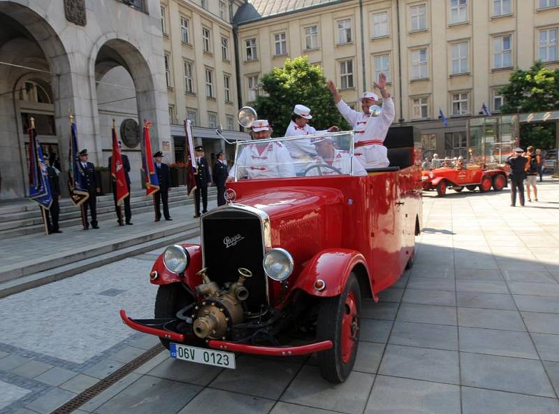 Hasiči přivezli do Ostravy Olympijský oheň