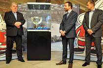 Hejtmanův náměstek Josef Babka (na snímku vlevo) zachycen při tiskové konferenci před loňským úspěšným MS v ledním hokeji, které MSK taky výrazně podpořil. 