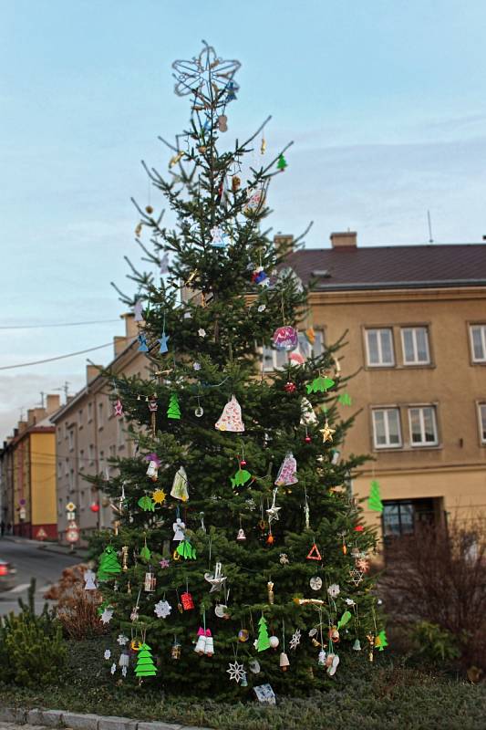 Ve Vítkově spolu s obcí vánoční strom nazdobily i místní děti a jejich rodiče. Jak píší místní, na společné dílo plné originálních ozdob se tu všichni rádi dívají nejen při jeho rozsvícení, ale také přes den. Snímky zaslala Šárka Medunová.