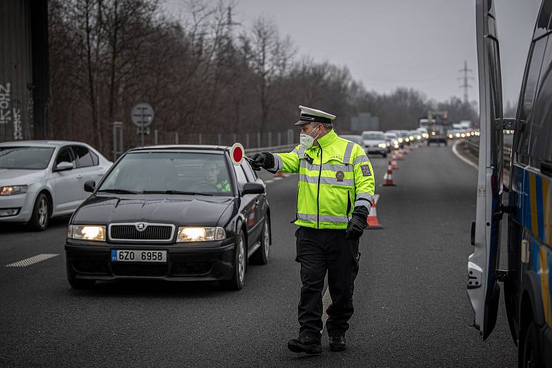 Policejní kontrola mezi okresy Ostrava a Frýdek-Místek na ulici Místecká, 1. března 2021. Policie tento den začala kontrolovat, jestli lidé dodržují nová protiepidemická opatření omezující volný pohyb mezi okresy.